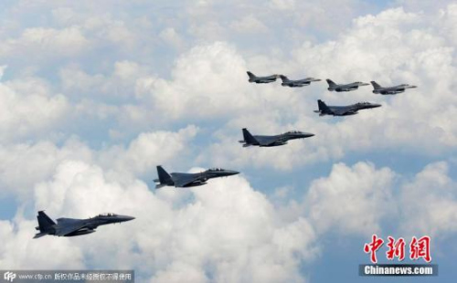 当地时间2015年8月22日,韩美空军8架战机在半岛上空针对朝鲜进行了约一个小时的“示威飞行”,美国空军所属4架F-16战机和韩国空军所属4架F-15K战机参加飞行。 图片来源:CFP视觉中国 当地时间2015年8月22日,韩美空军8架战机在半岛上空针对朝鲜进行了约一个小时的“示威飞行”,美国空军所属4架F-16战机和韩国空军所属4架F-15K战机参加飞行。 图片来源:CFP视觉中国