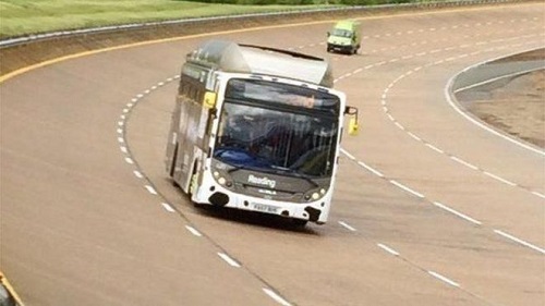 新型公交车。 新型公交车。