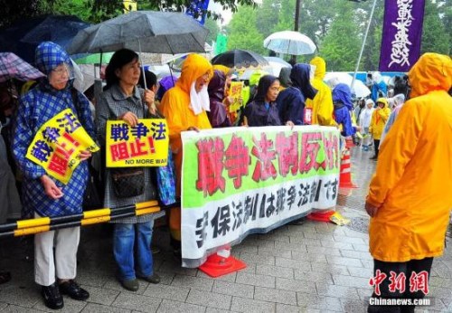 民众也纷纷发出了抗议之声。 民众也纷纷发出了抗议之声。