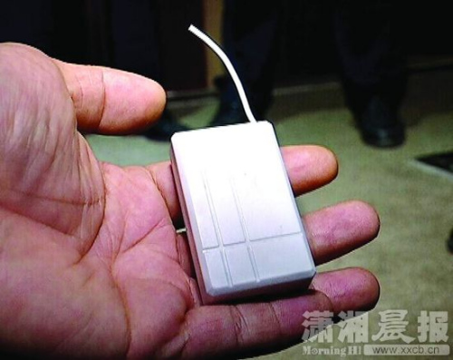 执法人员收缴考试的无线作弊器材。 执法人员收缴考试的无线作弊器材。