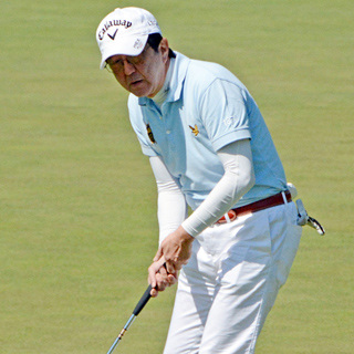 安倍打高尔夫球。 安倍打高尔夫球。