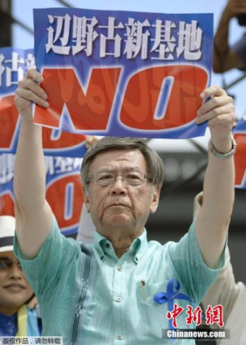 翁长雄志此前出席反对搬迁的活动。 翁长雄志此前出席反对搬迁的活动。