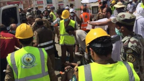 沙特踩踏事故现场，救援行动正在进行。（图片来源：沙特民防部。）