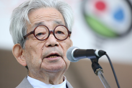 大江健三郎。 大江健三郎。