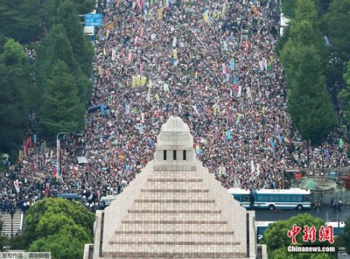 在日本国会外抗议的民众。 在日本国会外抗议的民众。