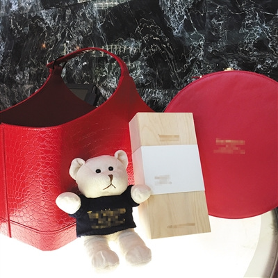 ����ͼ��ĳ���Ǽ��Ƶ깤����Ա�������ߵĶ������Ч��ͼ������ɴ����±�����ƺͲ�Ҷ������һ����еĶ�����1000Ԫ���ϡ�
