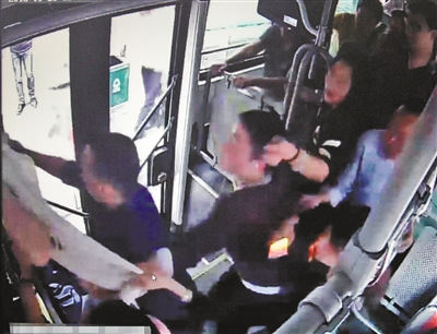 �˿���һӵ���ϣ���������Ů�Ӱ����������ܵİ���ק��������