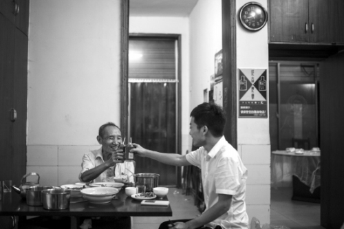 9月27日晚,陈时发和刘定华在一家小餐馆里举杯庆祝中秋,老伴去世后,陈时发的中秋节都是和租客一起过。 9月27日晚,陈时发和刘定华在一家小餐馆里举杯庆祝中秋,老伴去世后,陈时发的中秋节都是和租客一起过。