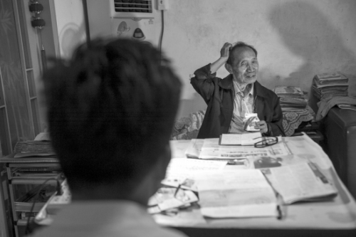 6月4日,刘定华在陈时发家接受“面试”,老人问了他一些工作和生活方面问题,陈时发觉得这个小伙子比较踏实,但求租者很多,他还想再考虑一下。 6月4日,刘定华在陈时发家接受“面试”,老人问了他一些工作和生活方面问题,陈时发觉得这个小伙子比较踏实,但求租者很多,他还想再考虑一下。