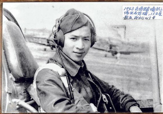 1943年陈炳靖驾机出战时,美军机械长突然替他拍照,事后才知当日是13号,又是星期五,美国人认为当日是黑色星期五,以为他会殉职,遂为他拍“遗照”。《明报》(受访者供图) 1943年陈炳靖驾机出战时,美军机械长突然替他拍照,事后才知当日是13号,又是星期五,美国人认为当日是黑色星期五,以为他会殉职,遂为他拍“遗照”。《明报》(受访者供图)