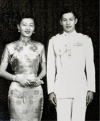 陈炳靖(右)与太太。《明报》(受访者供图) 陈炳靖(右)与太太。《明报》(受访者供图)