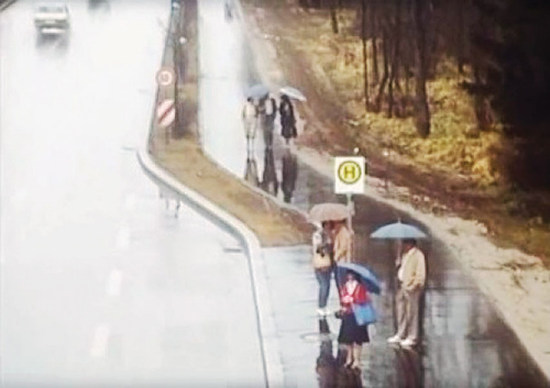 资料图片:有纪录片到帕日特卡失踪的巴士站,重演案情。 资料图片:有纪录片到帕日特卡失踪的巴士站,重演案情。