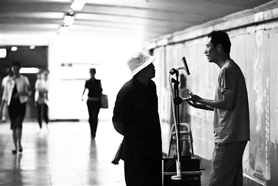 张惠鹏业余时间到街头“卖唱” 张惠鹏业余时间到街头“卖唱”