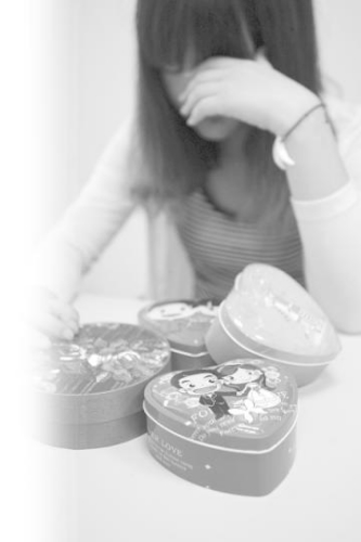 资料图:连收4个国庆期间“炸弹”,白领严女士表示压力很大。记者 张永波 摄 资料图:连收4个国庆期间“炸弹”,白领严女士表示压力很大。记者 张永波 摄