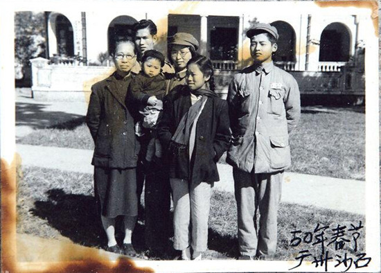 抗战后,林珍一家六口各散东西,没有机会聚首一堂,1950年林珍(右二)随哥哥(右一)及母亲(左一)到广州探望姐姐林展(右三),该次见面是停战5年后她首次见到姐姐。《明报》(受访者提供) 抗战后,林珍一家六口各散东西,没有机会聚首一堂,1950年林珍(右二)随哥哥(右一)及母亲(左一)到广州探望姐姐林展(右三),该次见面是停战5年后她首次见到姐姐。《明报》(受访者提供)