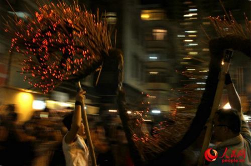 火龙在街道间舞动。(摄影:郭晓桐) 火龙在街道间舞动。(摄影:郭晓桐)