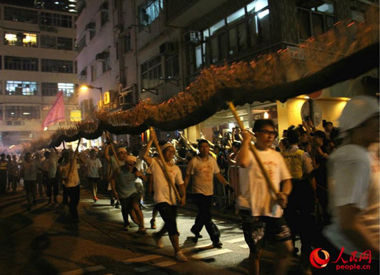 整条火龙长达六十米以上。(摄影:郭晓桐) 整条火龙长达六十米以上。(摄影:郭晓桐)