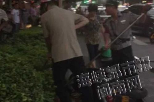 行凶女子被当场制服(网友视频截图) 行凶女子被当场制服(网友视频截图)