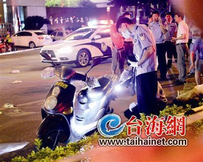 民警在现场勘查 民警在现场勘查