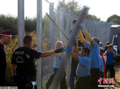 当地时间9月15日,匈牙利警察实行边境管制,设置长达175公里的铁丝网封锁匈牙利和塞尔维亚边境匈牙利警方封锁了匈牙利与塞尔维亚边境铁丝网的缺口,还在铁轨上组成人盾阻止难民通过。 当地时间9月15日,匈牙利警察实行边境管制,设置长达175公里的铁丝网封锁匈牙利和塞尔维亚边境匈牙利警方封锁了匈牙利与塞尔维亚边境铁丝网的缺口,还在铁轨上组成人盾阻止难民通过。