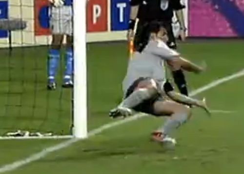 里卡多徒手扑点球。图片来源:视频截图 里卡多徒手扑点球。图片来源:视频截图