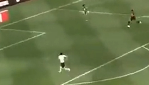 鹿岛队员射门瞬间。图片来源:视频截图 鹿岛队员射门瞬间。图片来源:视频截图