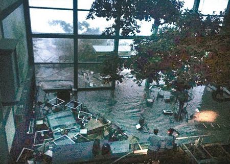 宜兰头城“东森海洋温泉酒店”窗户9月28日晚被巨浪击破,海水灌进餐厅,餐桌、椅子四散飘流。来源:台湾《联合报》 宜兰头城“东森海洋温泉酒店”窗户9月28日晚被巨浪击破,海水灌进餐厅,餐桌、椅子四散飘流。来源:台湾《联合报》