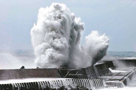 台风“杜鹃”来袭加上大潮,9月28日傍晚台风登陆前,宜兰南方澳海边掀起滔天巨浪。来源:台湾《联合报》 台风“杜鹃”来袭加上大潮,9月28日傍晚台风登陆前,宜兰南方澳海边掀起滔天巨浪。来源:台湾《联合报》