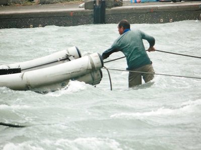 云林箔子寮渔港码头被淹没,但渔民冒着强风巨浪入海绑牢船筏,令人看了惊心动魄。来源:台湾《联合报》 云林箔子寮渔港码头被淹没,但渔民冒着强风巨浪入海绑牢船筏,令人看了惊心动魄。来源:台湾《联合报》