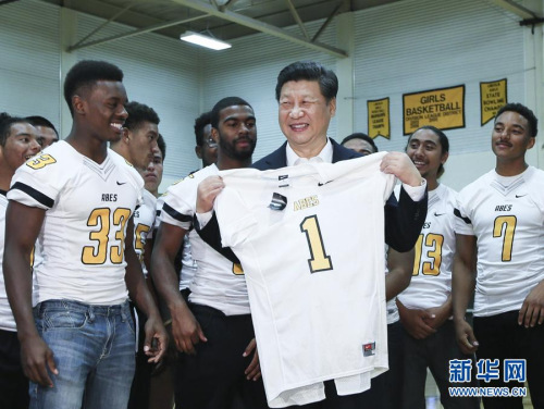 9月23日,国家主席习近平参观美国塔科马市林肯中学。这是习近平接受学生们赠送的橄榄球衣。新华社记者 兰红光 摄 图片来源:新华网 9月23日,国家主席习近平参观美国塔科马市林肯中学。这是习近平接受学生们赠送的橄榄球衣。新华社记者 兰红光 摄 图片来源:新华网