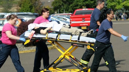 当地警长称,此次枪击事件至少导致10人遇难。 当地警长称,此次枪击事件至少导致10人遇难。