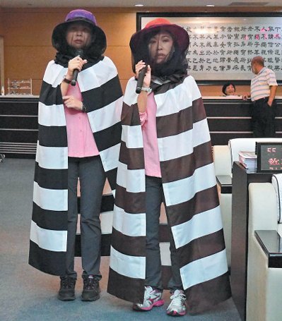 国民党台南市议员林燕祝、林美燕昨质询时,穿上特制的“藏镜人防蚊装”。 国民党台南市议员林燕祝、林美燕昨质询时,穿上特制的“藏镜人防蚊装”。