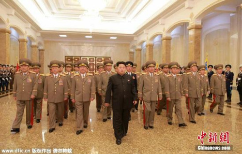 资料图:朝鲜最高领导人金正恩此前参谒锦绣山太阳宫的情景。 资料图:朝鲜最高领导人金正恩此前参谒锦绣山太阳宫的情景。