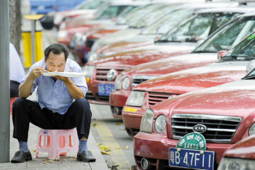 的士司机在路边吃饭 来源:羊城晚报——关于未来有的哥兼开专车,高龄