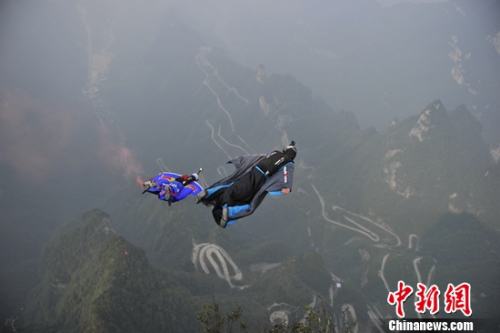 �ѵ���˹��Լ����Ĭ����˫���Էɡ�