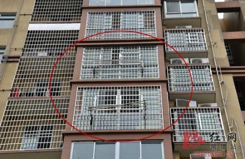 ������Ѱ����˷���������¥�µ����¼ܱ�׹�������ѹ���Σ�Ҳ���˻������á�