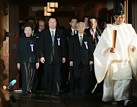 �ձ�Լ70����������Ա����ΰݾ������硣