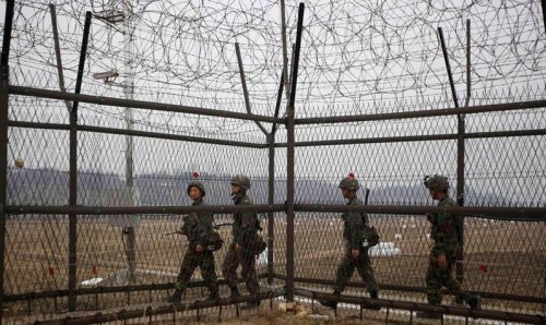 资料图片:韩国士兵在韩朝军事分界线非军事区附近巡逻。 资料图片:韩国士兵在韩朝军事分界线非军事区附近巡逻。