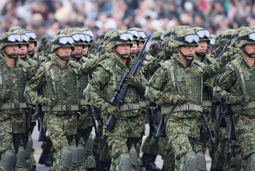 自卫队出现了“兵源荒”。 自卫队出现了“兵源荒”。