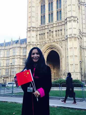 英国内政部国务大臣麦克·贝茨勋爵夫人、英国浙江联谊会主席李雪琳。 英国内政部国务大臣麦克·贝茨勋爵夫人、英国浙江联谊会主席李雪琳。