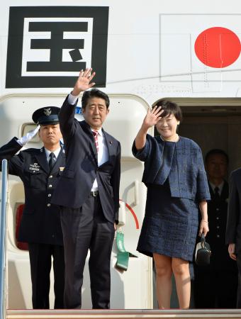 安倍携夫人启程出访中亚。 安倍携夫人启程出访中亚。