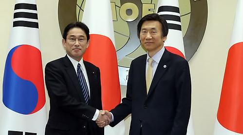 日本外务大臣岸田文雄(左)与尹炳世。 日本外务大臣岸田文雄(左)与尹炳世。