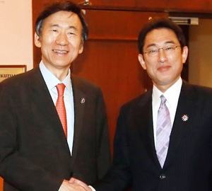 日本外务大臣岸田文雄(右)与尹炳世。 日本外务大臣岸田文雄(右)与尹炳世。