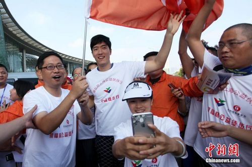 10月23日,中国“飞人”刘翔亮相上海“千人快乐公益徒步”活动启动仪式。在现场,刘翔依旧人气不减,与千名公益伙伴共同徒步献爱心。据悉,该项目每位市民都可以通过手机支付宝爱心捐赠平台,记录自己每天的步行步数,每5000步可兑换1元捐款,注入上海“公益伙伴基金”。 张亨伟 摄 10月23日,中国“飞人”刘翔亮相上海“千人快乐公益徒步”活动启动仪式。在现场,刘翔依旧人气不减,与千名公益伙伴共同徒步献爱心。据悉,该项目每位市民都可以通过手机支付宝爱心捐赠平台,记录自己每天的步行步数,每5000步可兑换1元捐款,注入上海“公益伙伴基金”。 张亨伟 摄