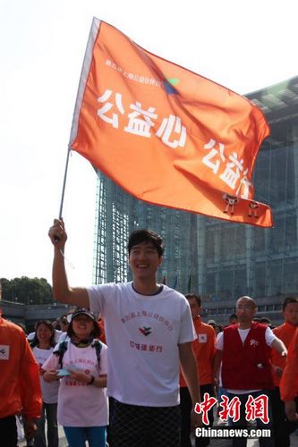 10月23日,中国“飞人”刘翔亮相上海“千人快乐公益徒步”活动启动仪式。在现场,刘翔依旧人气不减,与千名公益伙伴共同徒步献爱心。据悉,该项目每位市民都可以通过手机支付宝爱心捐赠平台,记录自己每天的步行步数,每5000步可兑换1元捐款,注入上海“公益伙伴基金”。 张亨伟 摄 10月23日,中国“飞人”刘翔亮相上海“千人快乐公益徒步”活动启动仪式。在现场,刘翔依旧人气不减,与千名公益伙伴共同徒步献爱心。据悉,该项目每位市民都可以通过手机支付宝爱心捐赠平台,记录自己每天的步行步数,每5000步可兑换1元捐款,注入上海“公益伙伴基金”。 张亨伟 摄