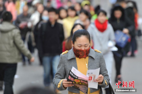 资料图:2014年11月30日,在山西太原一处国家公务员考试考点,考生们有序进入考场。<a target='_blank' href='http://www.chinanews.com/'>中新社</a>发 韦亮 摄 资料图:2014年11月30日,在山西太原一处国家公务员考试考点,考生们有序进入考场。<a target='_blank' href='http://www.chinanews.com/'>中新社</a>发 韦亮 摄