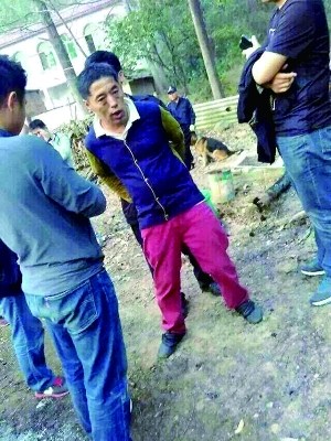 抓捕现场照片显示,被抓获的嫌疑人身着红色裤子,蓝色马甲.