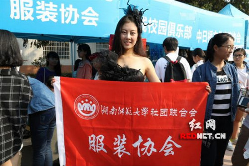 (服装协会的同学穿上同学设计的服装向新生展示协会风采) (服装协会的同学穿上同学设计的服装向新生展示协会风采)