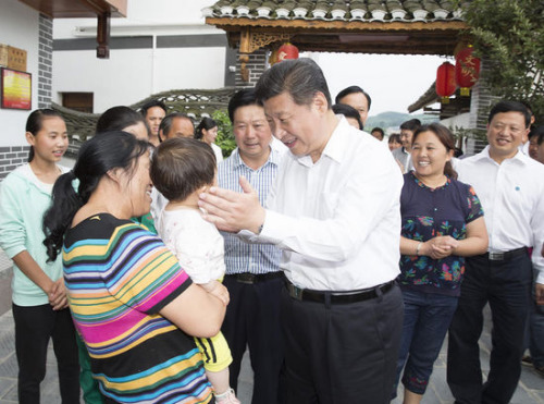资料图:2015年6月16日至18日,中共中央总书记、国家主席、中央军委主席习近平来到贵州遵义、贵阳和贵安新区, 深入农村、企业、学校、园区、红色教育基地,就做好扶贫开发工作、谋划好“十三五”时期经济社会发展进行调研考 察。图片来源:新华网 资料图:2015年6月16日至18日,中共中央总书记、国家主席、中央军委主席习近平来到贵州遵义、贵阳和贵安新区, 深入农村、企业、学校、园区、红色教育基地,就做好扶贫开发工作、谋划好“十三五”时期经济社会发展进行调研考 察。图片来源:新华网