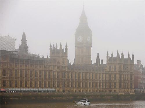 英国伦敦遭浓雾笼罩。 英国伦敦遭浓雾笼罩。